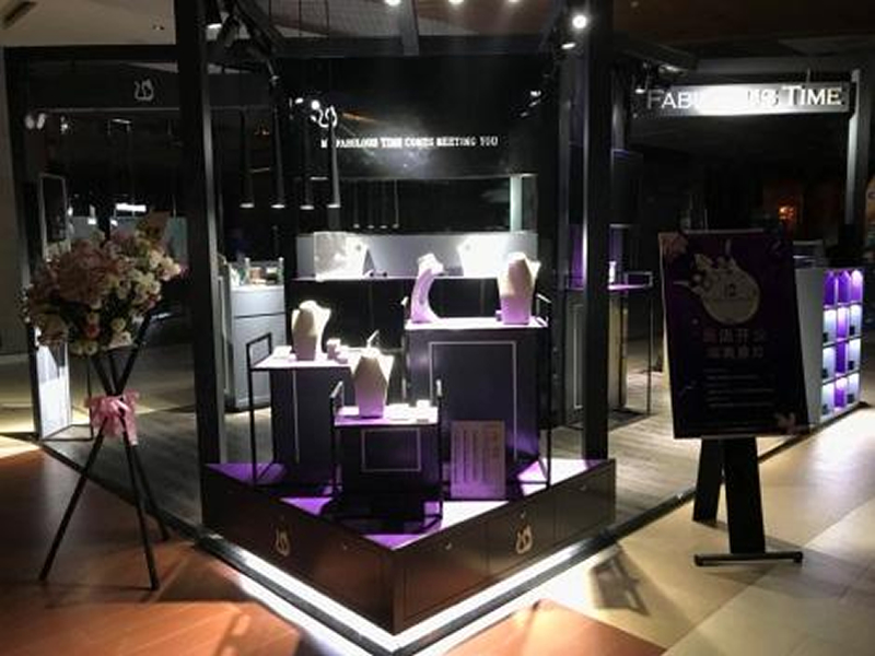 ?店鋪道具定制：空間敘事的美學(xué)方程式